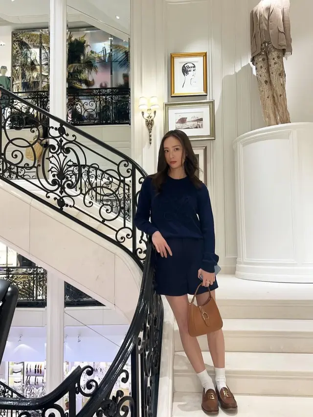 OOTD dinner date ala Krystal Jung yang bisa menjadi referensi untuk tampil memukau di momen spesial (Instagram/@vousmevoyez)