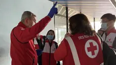 Sejumlah pakar medis China berbicara dengan dokter setempat dan staf Palang Merah di Padova, Italia (17/3/2020). Pakar medis China pada Selasa (17/3) tiba di Padova dari Roma. (Xinhua/Qin Xiaoli)