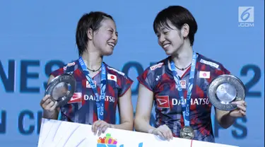 Ganda putri Jepang, Yuki Fukushima/Sayaka Hirota tersenyum di podium usai unggul atas Mayu Matsumoto/Wakana Nagahara di Final Indonesia Open 2018 di Istora GBK, Jakarta, (8/7). Yuki/Sayaka menang 21-14, 16-21, 21-14. (Liputan6.com/Helmi Fithriansyah)