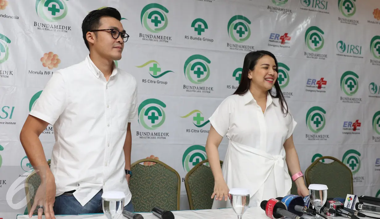 Pasangan Selebritis Tya Ariestya dan Irfan pada saat memberikan keterangan pres kelahiran anak pertama di Jakarta, Sabtu (6/8/2016). Tya melahirkan anak pertama pada pukul 10.40 WIB hari Kamis (4/6/2016) secara sesar. ( Liputan6.com/Herman Zakharia)