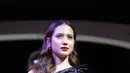 Gaya manis Pevita Peace saat melangkah di catwalk. Pevita tampil sangat modis sebagai model dalam promosi produk untuk rambut. Dengan gaya sensualnya pevita mampu menunjukan dirinya sangat menawan. Rambutnya tergerai sangat sempurna saat dipandang. (KapanLagi.com/Nurwahyunan)