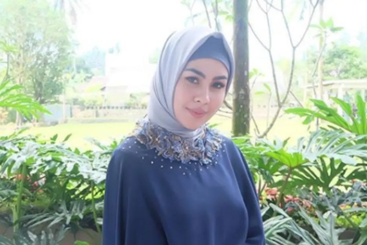 Memilih Memakai Hijab, Ini Makeup Andalan Kartika Putri