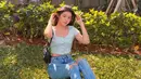 <p>Bersantai di taman dengan ripped jeans dan crop top selalu nyaman digunakan. Seperti outfit Vonzy ini. (sumber : Instagram @vonnyfelicia)</p>