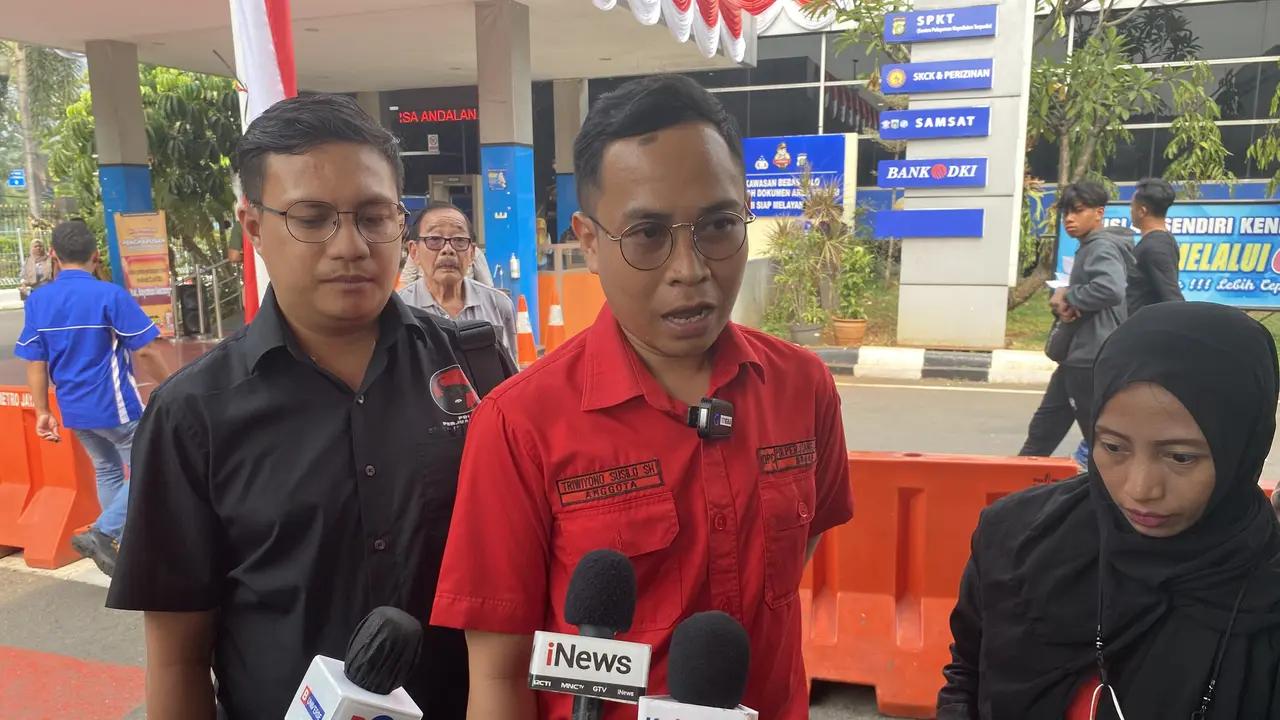 Badan Bantuan Hukum dan Advokasi Rakyat (BBHAR) DPC PDI Perjuangan Jakarta Pusat melaporkan Kader Himpunan Mahasiswa Islam (HMI) Jakarta buntut pembakaran bendera Partai PDI Perjuangan.  (Liputan6.com/Ady Anugrahadi)