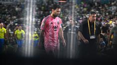 Pemain Inter Miami, Lionel Messi berjalan ke luar lapangan saat jeda babak pertama dalam laga Grup A Piala Dunia Antarklub 2025 melawan Palmeiras di Hard Rock stadium, Miami, Amerika Serikat, Selasa (24/06/2025) WIB. (AFP/Patricia De Melo Moreira)