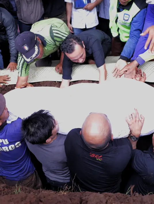  Jenazah almarhum Nazmul Irphan, ayah dari vokalis grup band Noah, Nazril Irham sudah dikebumikan. Tampak jelas raut kesedihan dari wajah Ariel saat ikut mengantarkan ayahnya ke liang lahat. (Adrian Putra/Bintang.com)