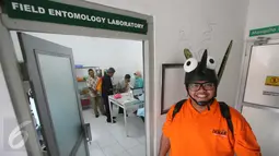 Seorang staf Eliminate Dengue Project (EDP) Yogyakarta mengenakan maskot Wolbachia Pengendali alami DBD di Laboratorium EDP Yogyakarta, (16/6). Nyamuk pengendali alami DBD akan di lepasliarkan di daerah yang menjadi endemi demam berdarah. (Boy Harjanto)