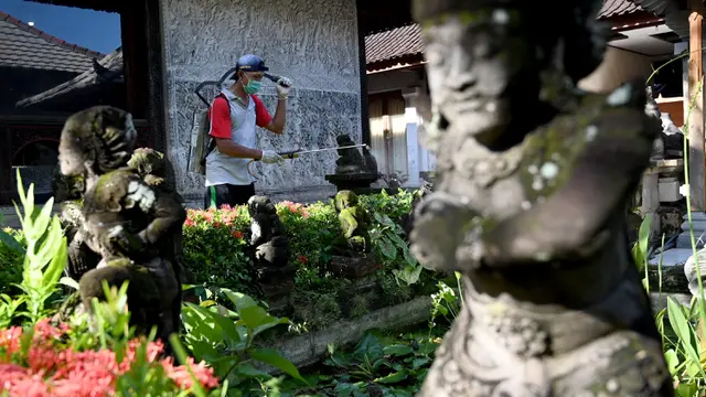 Petugas Semprot Disinfektan di Kawasan Wisata Sanur