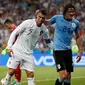 Penyerang Portugal, Cristiano Ronaldo membantu Penyerang Uruguay, Edinson Cavani yang Cedera keluar lapangan saat pertandingan babak 16 besar Piala Dunia 2018 di Stadion Fisht di Sochi, Rusia (30/6).  (AP Photo/Francisco Seco)