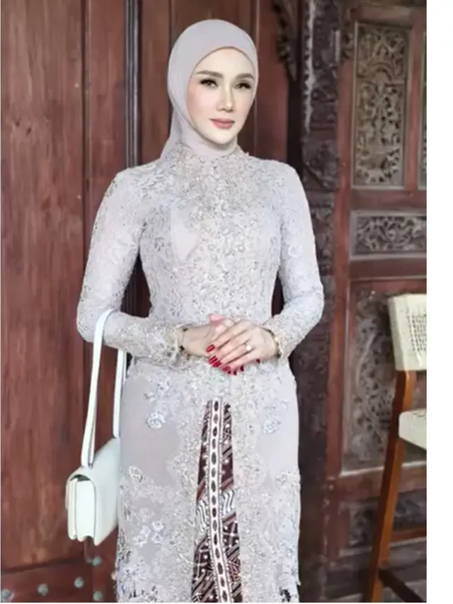 6 Potret Gamis dan Kebaya Mulan Jameela di 7 Bulanan Alyssa Daguise, Menawan