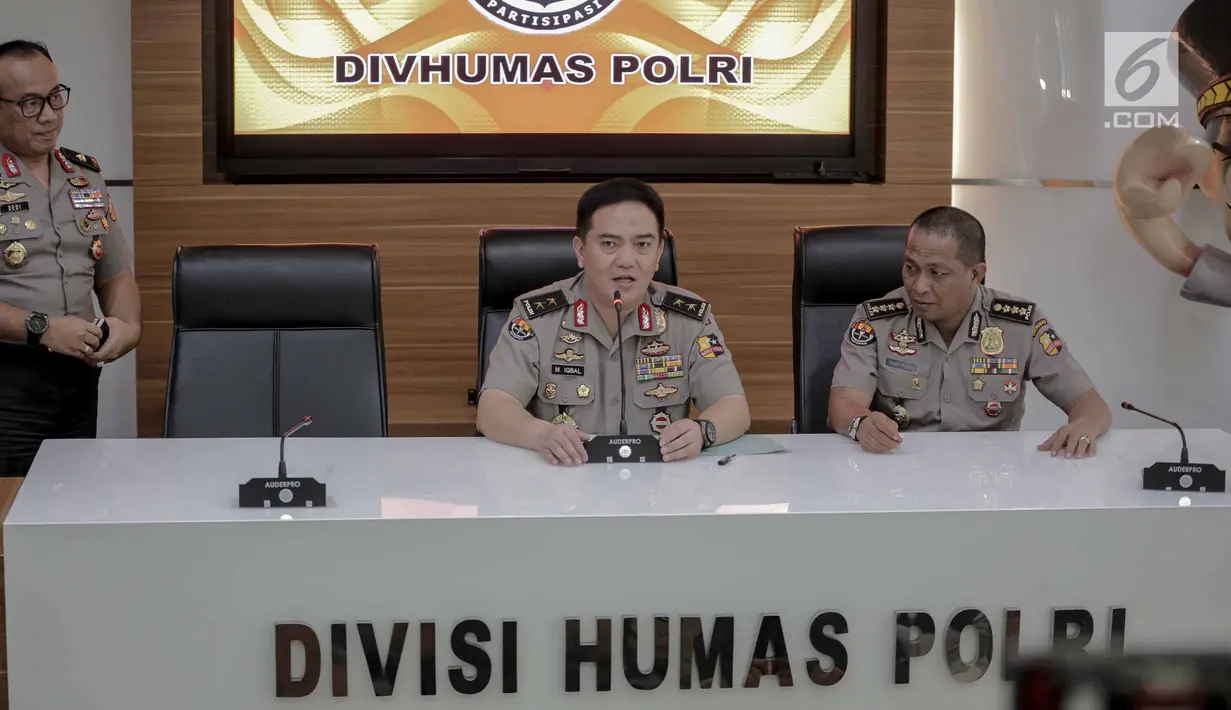 Kadiv Humas Mabes Polri Irjen Pol Muhammad Iqbal (tengah) memberi keterangan terkait penangkapan Andi Arief di Jakarta, Senin (4/3). Polisi mengamankan barang bukti berupa alat pakai. (Liputan6.com/Faizal Fanani)