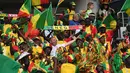 Suporter Senegal bersorak mendukung negaranya saat melawan Polondia pada grup H Piala Dunia 2018 di Stadion Spartak di Moskow, Rusia (19/6). Dalam pertandingan ini Senegal menang 2-1 atas Polandia. (AFP Photo/Francisco Leong)