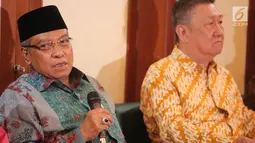 Ketua PBNU Said Aqil memberikan keterangan saat acara SALAM di Gedung PBNU, Jakarta, Jumat (22/9). Dalam pernyataan sikap tersebut mengutuk dan mengecam segala bentuk kekerasan terhadap Rohingya. (Liputan6.com/Faizal Fanani)