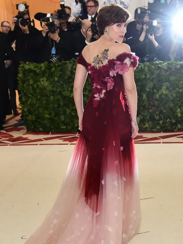 Gandeng Kekasih, Scarlett Johansson Pamer Tato di Met Gala 2018