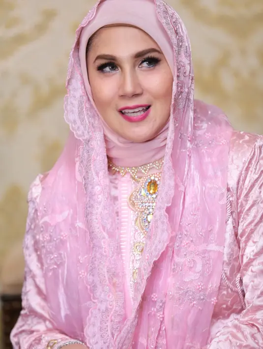 "Bedalah. Kalau ada orangtua bisa makan bareng, cium tangan. Sekarang ayah saya ga ada ya palingan kemakamnya," terangnya. (Adrian Putra/Bitang.com)