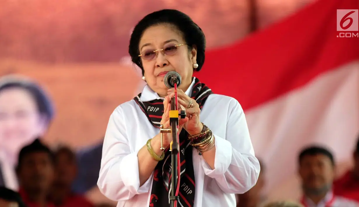 Ketua Umum PDI Perjuangan Megawati Seokarnoputri memberi sambutan saat menghadiri panen raya padi MSP di Indramayu, Jawa Barat, Kamis (4/4). Megawati yakin peneliti dan perekayasa Indonesia memiliki kemampuan untuk menghasilkan penelitian dan inovasi di sektor pangan. (Liputan6.com/HO/Iwan)