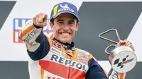 Senyum bahagia Marc Marquez usai menjuarai MotoGP Jerman 2021 di Sirkuit Sachsenring, Minggu (20/6). Bagi Marquez, itu adalah podium juara perdana pada musim ini sekaligus kemenangan kedelapan di MotoGP Jerman. (Foto: AP/DPA/Jan Woitas)