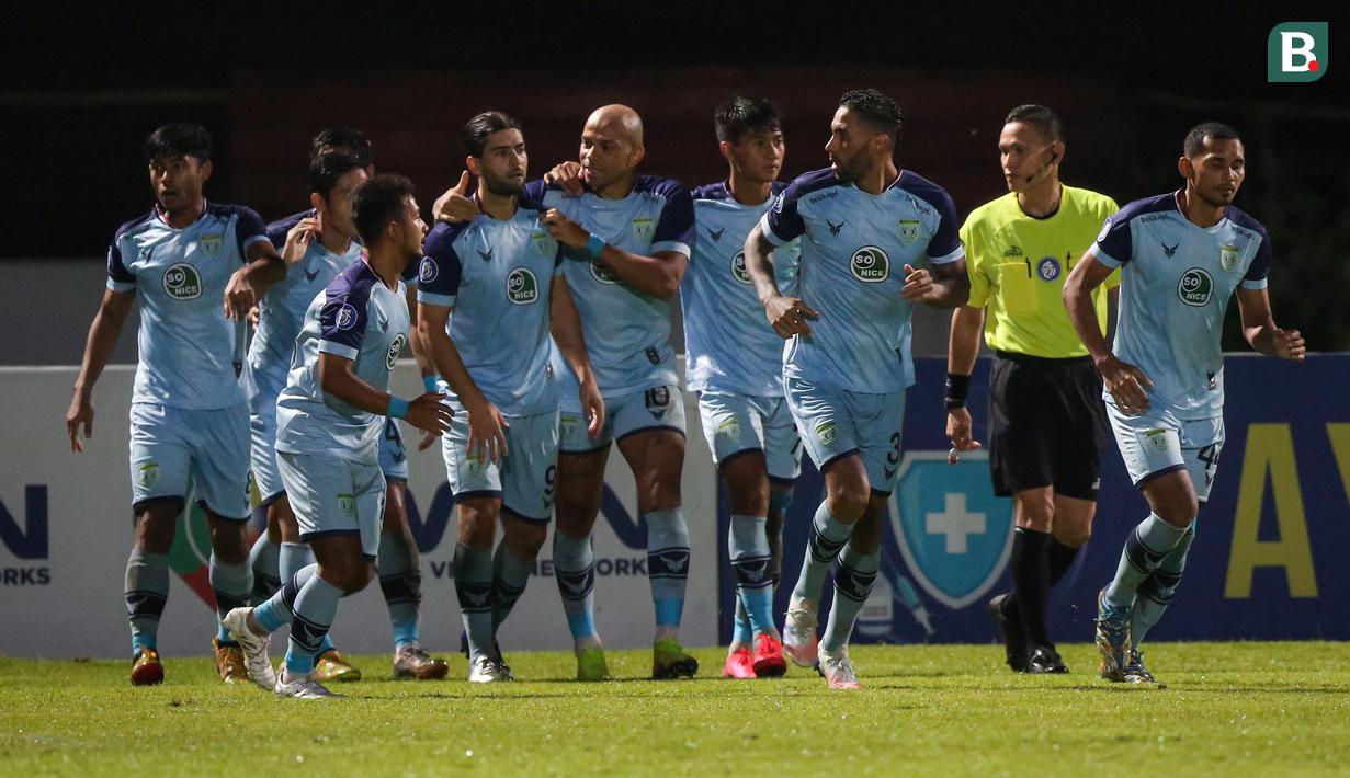 Sejumlah pemain Persela Lamongan merayakan gol ke gawang PSM Makassar yang dicetak Jabar Sharza (keempat dari kiri) dalam laga pekan ke-15 BRI Liga 1 2021/2022 di Stadion Moch. Soebroto, Magelang, Kamis (02/12/2021). (Bola.com/Bagaskara Lazuardi)