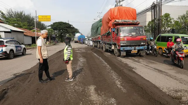 Gubernur Jawa Tengah Ganjar Pranowo saat memantau kondisi Jalan Daendels, Kebumen. (Istimewa)