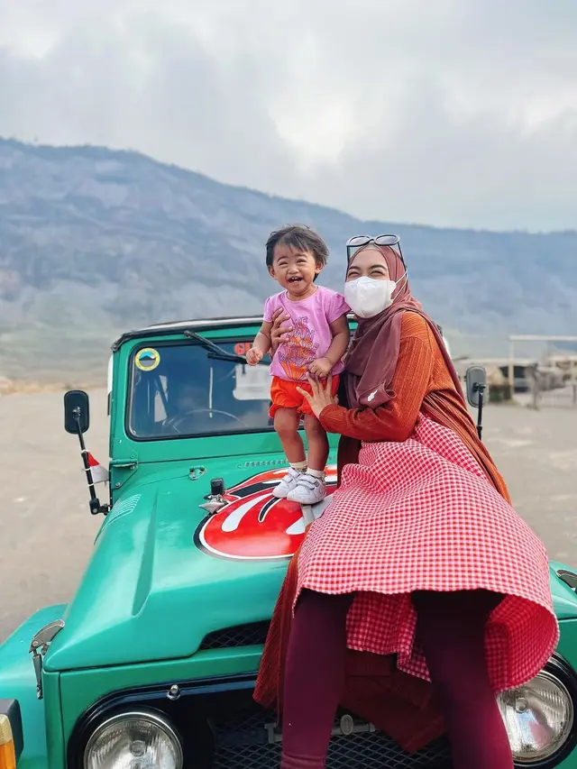 Ria Ricis dan Moana ke Gunung Bromo