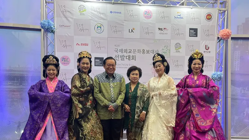 Dubes Indonesia untuk Korea Gandi Sulistiyanto, dan istri beliau, Susi A. Sulistiyanto bersama para peserta lomba hanbok