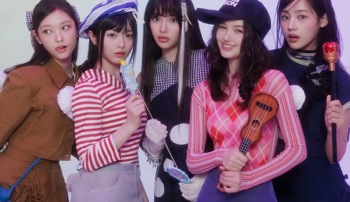 Mewakili persona dari banyak perempuan, kelima member NewJeans tampil stylish dengan outfit vintage [@newjeans_official]
