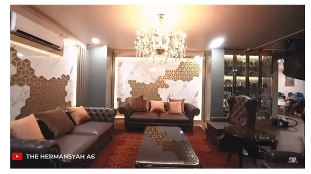 Potret Rumah Orang Tua Selebriti