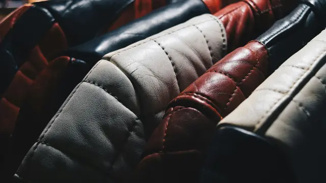 Sejarah Jaket Kulit: Dari Pakaian Pilot hingga Ikon Mode