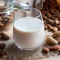 ilustrasi susu almond/Madeleine Steinbach/Shutterstock