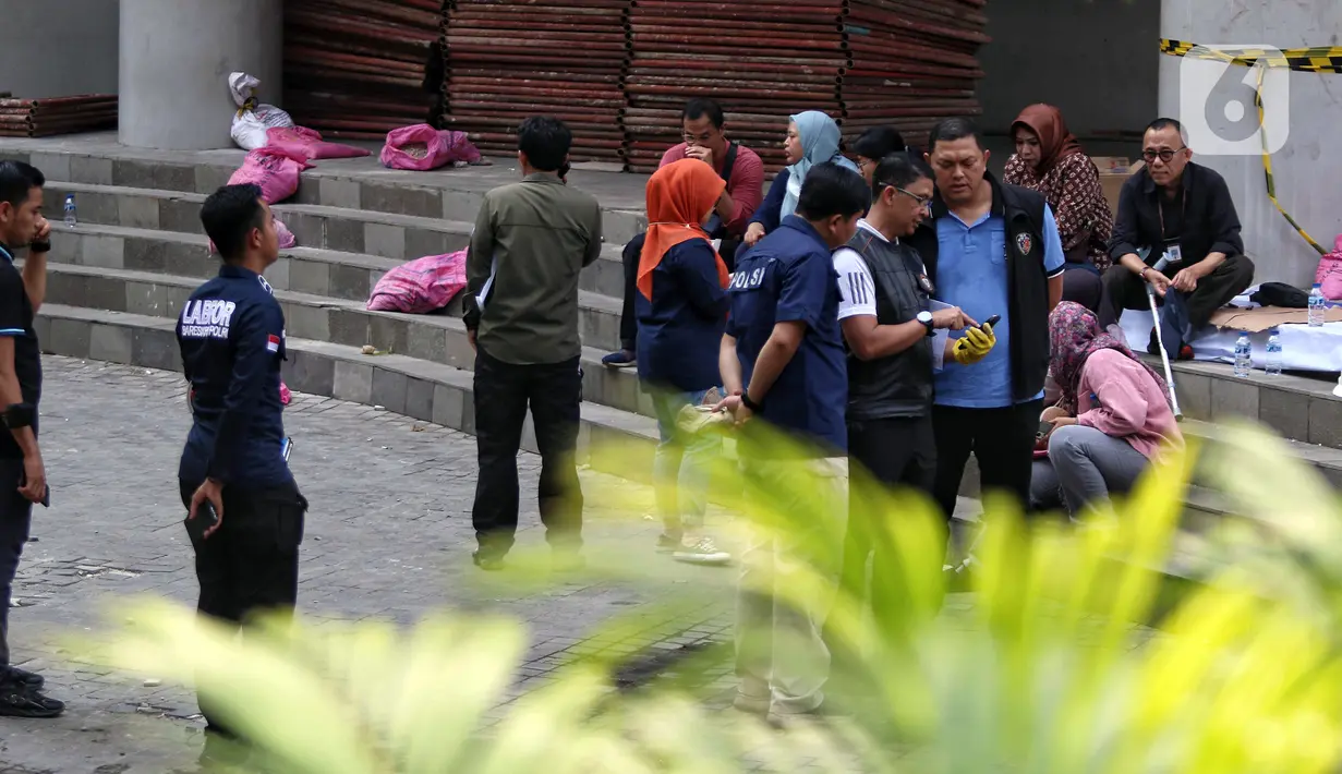 Selain Puslabfor, terlihat satu mobil PLN dan satu mobil pemadam kebakaran dari Dinas Penanggulangan Kebakaran dan Penyelamatan (Gulkarmat) DKI Jakarta juga disiagakan di lokasi. (Liputan6.com/Angga Yuniar)