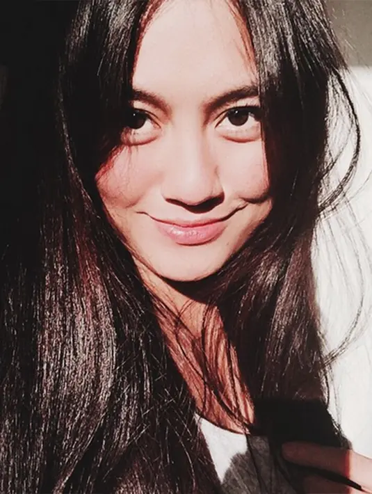 Ratusan followernya merasa bangga dengan Agnes Monica. Selain bangga, mereka juga berusaha mencari gambar perangko yang memuat wajahnya. (Via Instagram/@agnezmo)