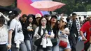 Meskipun rangkaian acara baru saja dimulai, energi yang terpancar dari para penonton sudah sangat terasa memadati seluruh area stadion. Tampak dalam foto, pengunjung saat tiba untuk menyaksikan gelaran KapanLagi Buka Bareng (KLBB) Festival 2026 hari pertama di Stadion Madya, Kompleks Gelora Bung Karno, Senayan, Jakarta, Sabtu 28 Februari 2026. (Dok/Kapanlagi Youniverse)