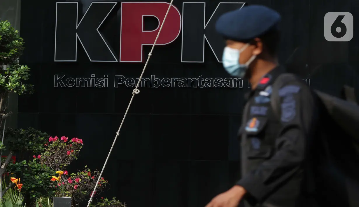 Petugas kepolisian dari Korps Brimob melintas di depan Gedung Merah Putih KPK, Jakarta, Jumat (28/5/2021). Pengamanan gedung Merah Putih KPK dan sekitarnya diperketat menyusul informasi adanya aksi unjuk rasa. (Liputan6.com/Helmi Fithriansyah)