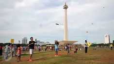 Sejumlah pengunjung bermain layang-layang di kawasan Monas, Jakarta, Sabtu (26/12/2015). Libur Natal dimanfaatkan sejumlah warga untuk berwisata ke tempat yang menjadi ikon Jakarta tersebut. (Liputan6.com/Yoppy Renato)