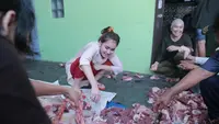 Sebagai umat muslim yang mampu, setiap orang diwajibkan untuk korban dalam lebaran Idul Adha. Begitu juga pedangdut Ayu Ting Ting. Diberikan kelimpahan rizky, tahun ini, Ayu korban tiga ekor sapi. (Adrian Putra/Bintang.com)