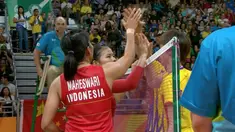 Pasangan ganda putri Indonesia menang terhadap pasangan ganda putri Malysia dengan skor 21-10, 21-13 juara  group C