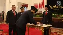 Marsekal Hadi Tjahjanto menandatangani nota pelantikan sebagai Panglima TNI di Istana Negara, Jakarta, Jumat (8/12). Presiden Jokowi resmi melantik Hadi Tjahjanto sebagai Panglima TNI mengantikan Gatot Nurmantyo. (Liputan6.com/Angga Yuniar)