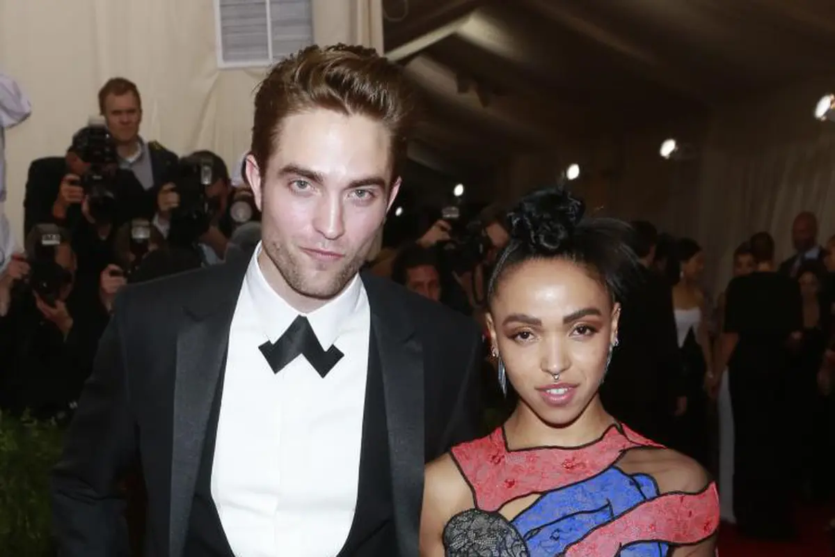 [Bintang] Robert Pattinson dan FKA Twigs