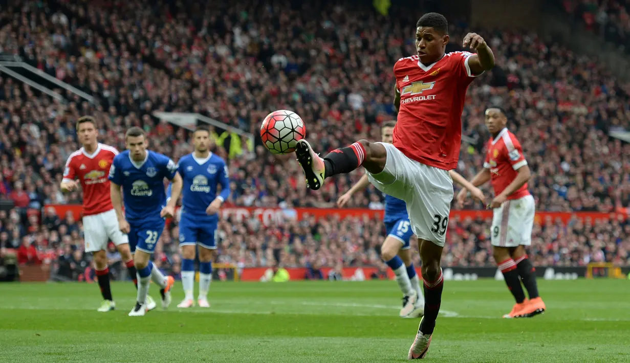 2. Pemain muda Manchester United, Marcus Rashford, mencetak 5 gol dari 13 kali tendangan dari dalam kotak penalti atau konversi keberhasilan 38,46 %. (AFP/Oli Scarff)