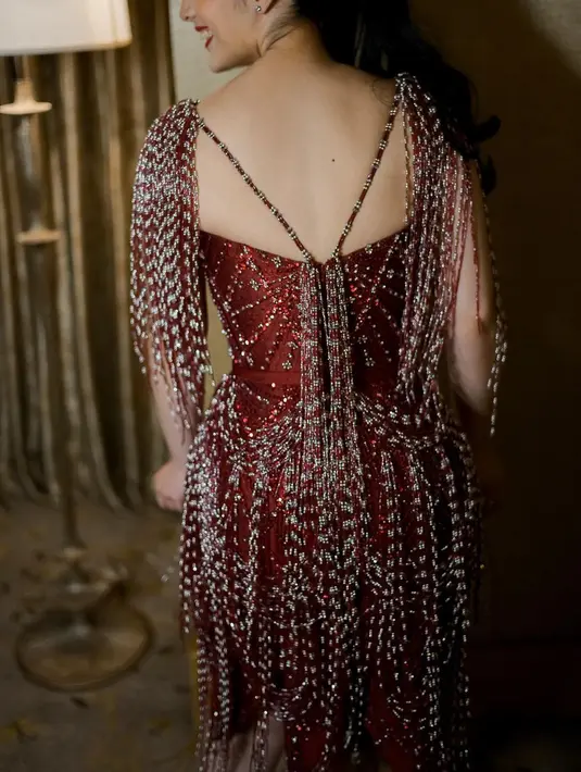 Detail bagian belakang memiliki aksen seperti tali yang menyatu dengan gaun bodice. [@hiantjen]
