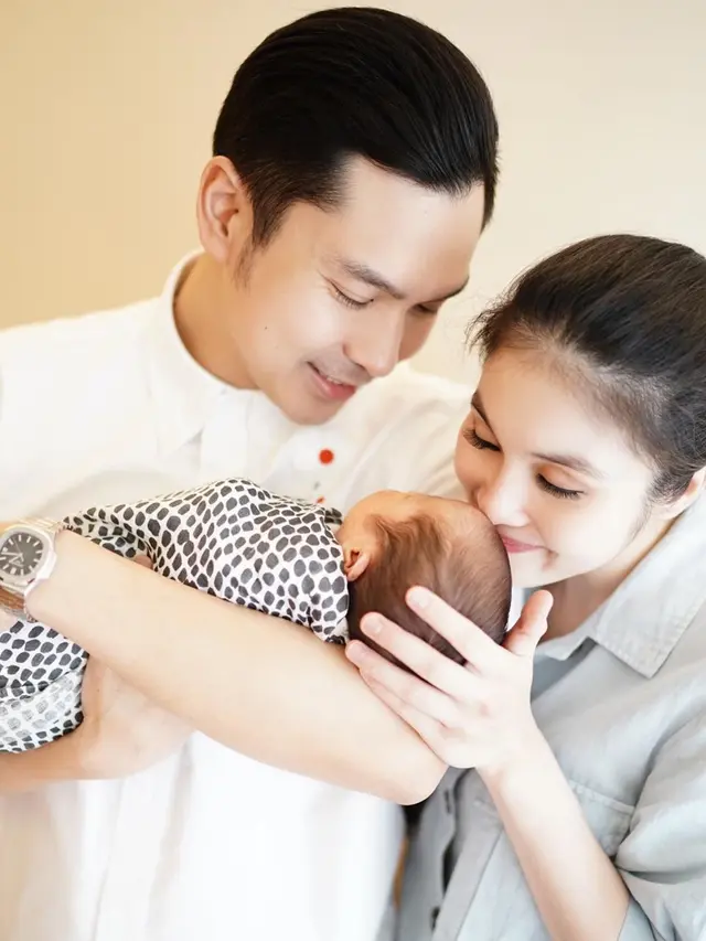Momen Manis Sandra Dewi dan Suami Pasca Kelahiran Anak Kedua (sumber: instagram/@sandradewi88)