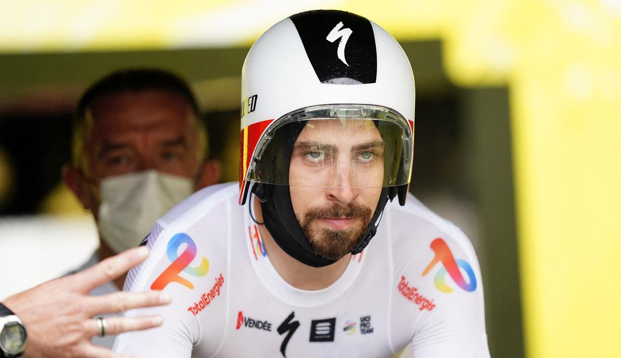 Helm pabrikan Specialized dengan seri S-Works TT5 menjadi helm yang memulai debutnya pada Tour de France tahun ini. Salah satu pebalap top yang mengenakannya adalah Peter Sagan dari tim Totalenergies. TT5 diklaim mampu mengurangi 26 detik di 40 km time trail lewat desain yang mereka usung. (AFP/Ritzau Scanpix/Bo Amstrup)