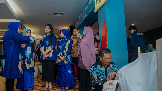 Kahiyang Ayu Hadiri Ladies Program, Kunjungi Stand UMKM Dekranasda
