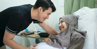 Bahagia bukan main pastinya Irwansyah dan Zaskia Sungkar. Pasalnya, setelah 10 tahun menikah, akhirnya mereka dikaruniai anak pertama. Selasa, 30 Maret 2021, Zaskia melahikan bayi laki-lakinya. (Instagram/irwansyah_15)