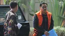 Anggota DPR dari Fraksi Golkar nonaktif Bowo Sidik Pangarso turun dari mobil tahanan akan menjalani pemeriksaan di Gedung KPK, Jakarta, Senin (22/7/2019). Bowo Sidik Pangarso diperiksa sebagai tersangka terkait aliran suap dari berbagai instansi kementerian BUMN. (merdeka.com/Dwi Narwoko)