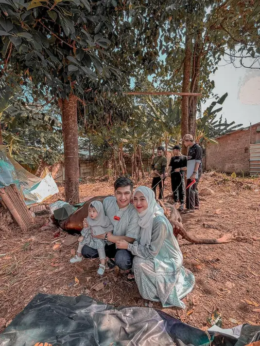 "Dah, udah bisa dipotong, ayok aku sudah ikhlas, Insyaallah," kata Ria Ricis yang terlihat lebih tenang. Momen Ricis bersama anak dan suaminya menyaksikan proses penyembelihan hewan kurbannya. [Instagram/riaricis1795]