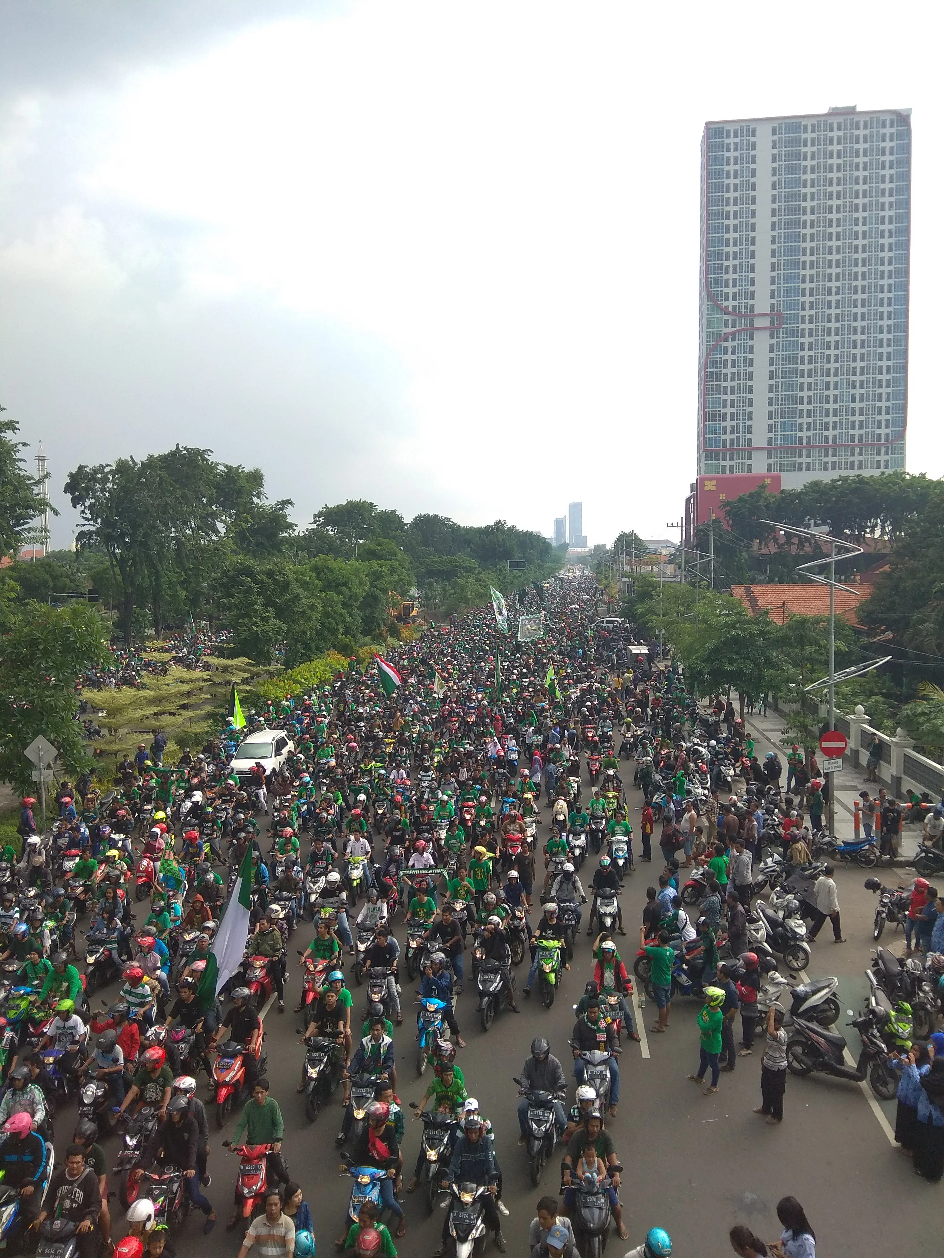 Ratusan ribu Bonek mengawal kedatangan Persebaya di Surabaya, Rabu (29/11/2017). (Liputan6.com/Dimas Angga P)