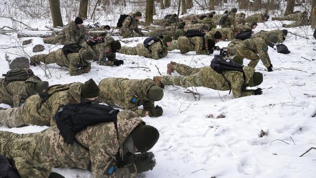 FOTO: Ancaman Invasi Rusia, Warga Ukraina Bergabung dengan Tentara Cadangan