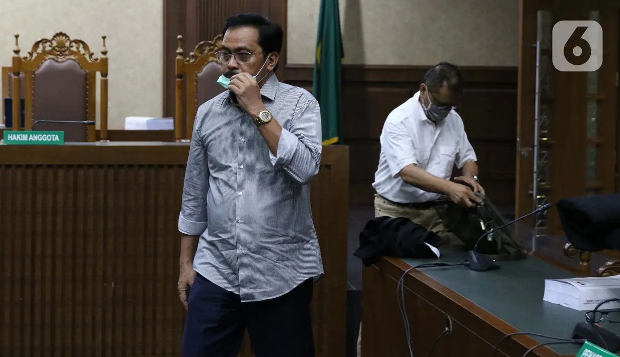 Terdakwa suap dan gratifikasi yang juga Gubernur nonaktif Kepulauan Riau (Kepri) Nurdin Basirun usai menjalani sidang pembacaan tuntutan di Pengadilan Tipikor Jakarta, Rabu (18/3/2020). Nurdin Basirun dituntut hukuman enam tahun penjara serta denda Rp250 juta. (Liputan6.com/Helmi Fithriansyah)