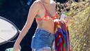 Berlibur di pantai, Liam dan Miley tentunya mengenakan busana yang sesuai dengan aktivitasnya saat itu. Liam yang bertelanjang dada namun mengenakan celana berselancar warna hitam. (doc.dailymail.com)